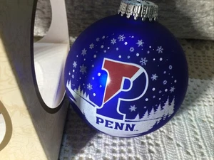 Universidad de Pennsylvania (Penn) adorno de vidrio cuáqueros escena de invierno y logotipo - Imagen 1 de 11