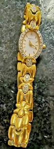 Orologio Vintage Bulova Donna Quarzo A1 Tono Oro Buone Condizioni Con Diamanti In Lunetta - Foto 1 di 6