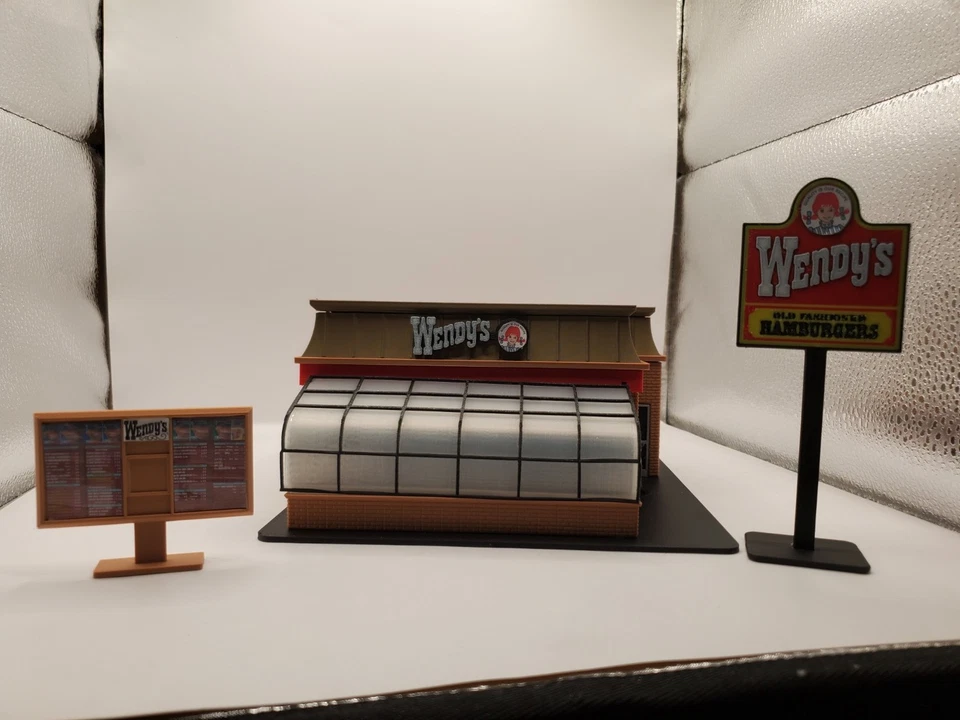 WENDY'S S SCALE BUILDING-DIORAMA - Image 1 of 4