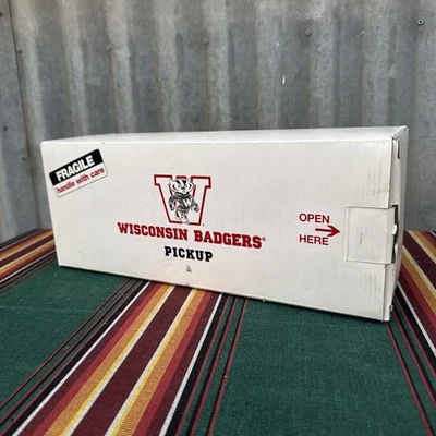 Camión Chevrolet NCAA Wisconsin Badgers 1953 nuevo en caja Danbury como nuevo Foto 1 de 4