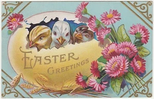 Vintage Postkarte Ostern Küken platzen aus Ei rosa Blumen Goldrand geprägt - Bild 1 von 2