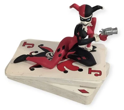 DC Direct Batman: La Serie Animada Harley Quinn en Cartas Estatua por Bruce Timm Foto 1 de 4