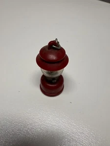 Vintage red miniature Coleman lantern battery operated key chain 2" tall - Picture 1 of 4