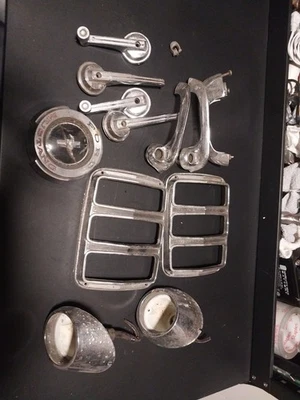  Par de biseles de luces traseras izquierda y derecha Ford Mustang 1964-1965 OEM SIN LENTES + TODOS Foto 1 de 2