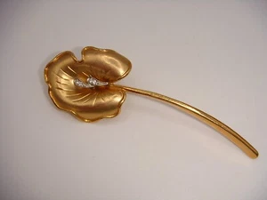 VINTAGE SIGNED KU MATTE GOLD TONE FLORAL LEAF SHAPE PIN BROOCH RHINESTONES - Picture 1 of 10