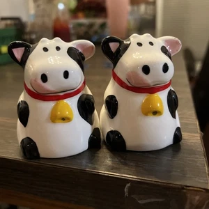Vintage Cow With Bell Salt Pepper Shaker Made In China - Picture 1 of 4