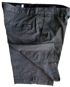 💥  VOLCOM  💥 TRUE TO THIS Dk. Gray Shorts Flat Front Size 38 - Picture 1 of 3