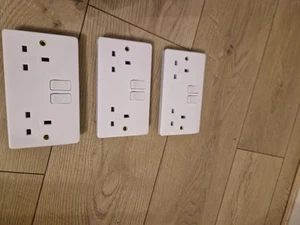 MK DOUBLE 2-GANG DP SWITCHED PLUG SOCKET WHITE SOCKET 13A X3 AND FUSED SOCKET - Picture 1 of 3
