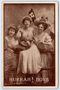 ¡Hurrah Boys 1911! BANDERÍN HARVARD NIÑAS BONITAS POSTAL ANTIGUA - Imagen 1 de 2