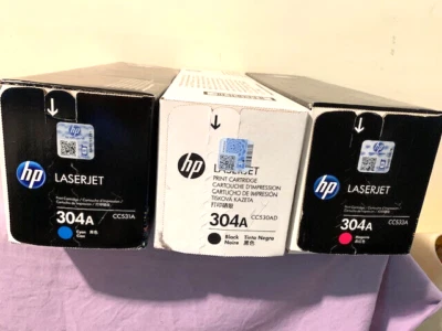原始设备制造商 3 件装 HP 304A 黑色 青色和洋红色碳粉盒 适用于 CP2025 - 全新未拆封 — 第 1/3 张图片