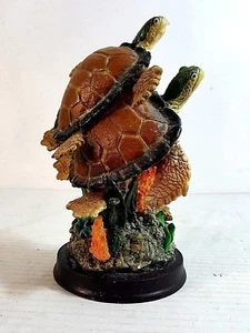 HANDBEMALTE FIGUR MIT ZWEI MEERESSCHILDKRÖTEN IN EINER RIFFKULISSE - Bild 1 von 4