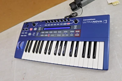 Teclado azul sintetizador modelado analógico Novation ULTRANOVA Foto 1 de 4
