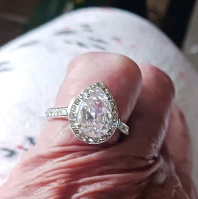 Коктейльное кольцо Teardrop Cz Halo размер 8... очень красивое для ночи в городе!! - Изображение 1 из 3