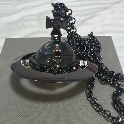 Collar VIVIENNE WESTWOOD Fin del Mundo Gunmetal Orbe Gigante Raro Japón Usado Foto 1 de 4