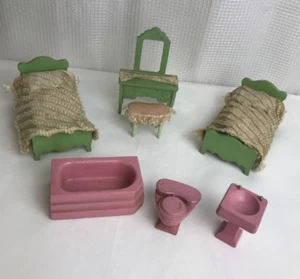 Casa delle bambole miniature mobili vintage camera da letto e bagno 7 pezzi anni 30-40 DIFETTI - Foto 1 di 21