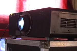 *Panasonic PT-DW730ELK*DLP Beamer Projektor 7000Lumen 2000:1 HDMI LensShift WXGA - Picture 1 of 14