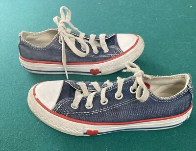 Sapatos infantis Converse All Star tamanho 12 azul juvenil com corações vermelhos na lateral. Limpo! - Imagem 1 de 4