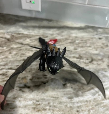 How to Train Your Dragon Toothless Night Fury Lunge Attack Toy 2014 Cover