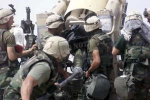 US Marine Corps (USMC) M 198 155mm howitzer Iraqi Freedom I 8x12 Photograph - Picture 1 of 1