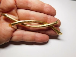 Broche de metal vintage firmado por Judy Lee cruzado oriental cepillado tono dorado - Imagen 1 de 5