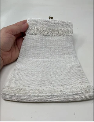 Bolso sin asas de noche vintage de los años 50 blanco con cuentas de vidrio forrado de satén bloqueo de beso nupcial Foto 1 de 4