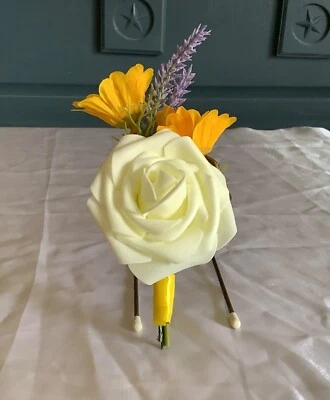 Boutonniere marfil rosa, lavanda y margarita amarilla Foto 1 de 4