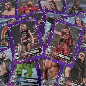 WWE Topps Chrome 2025 Viola Rifrattori #1-200 Scegli le tue carte - Foto 1 di 30