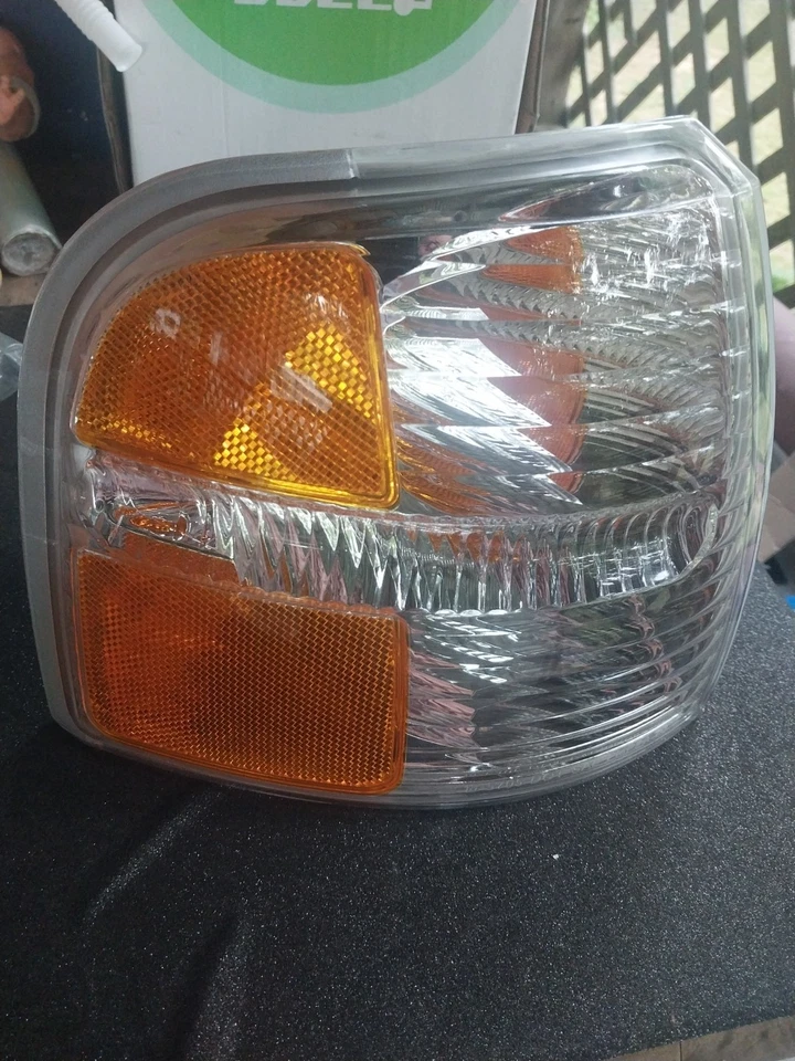 Luz de señal de giro de estacionamiento/esquina para Ford Explorer 02-04 lado derecho del pasajero Foto 1 de 4