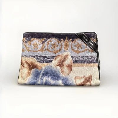 $945 BALENCIAGA - Bolso sin asas cartera manta estampado floral de cuero múltiple azul Foto 1 de 4