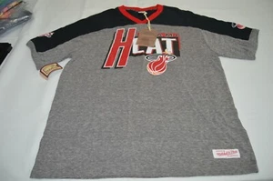 T-shirt sartoriale uomo Mitchell & Ness Miami Heat logo grigio/nero taglia 2XL nuova con etichette  - Foto 1 di 7