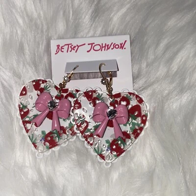 Betsey Johnson Blanco Corazón Caja de Caramelos Pendientes Colgantes Fresas Arco -NUEVO Foto 1 de 3