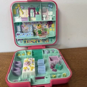 Vintage Polly Pocket Partytime Surprise Set Pink Square Case 1989 & Figur - Bild 1 von 11