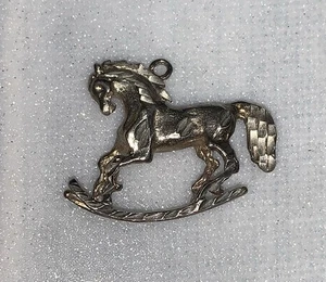 Colgante pony con dije de caballo mecedor de plata de ley 925 - Imagen 1 de 1