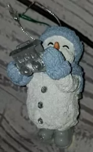 Pupazzo di neve glitter ornamento cappello blu sciarpa e guanti che tengono un treno - Foto 1 di 1
