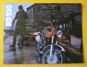 Original YAMAHA RD250 Motorcycle Sales Brochure 1974 - Foto 1 di 3