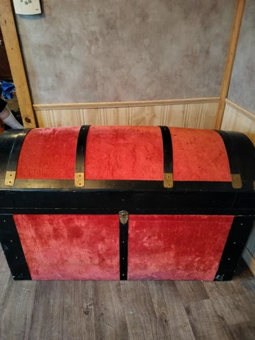 antique 70's trunk all cedar Cover
