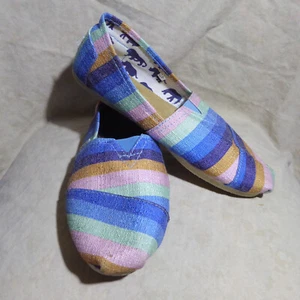 🥿 Tom's Classic Slip Ons sz 10 M in Rainbow Pastel Multicolor Stripe Fabric - Imagen 1 de 14