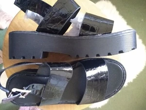 ☀️SCHWARZ PATENT NEU DAMEN SANDALEN RETRO NIEDRIGER KEIL PLATEAU SCHNALLE SCHUHE 3 (36) - Bild 1 von 7