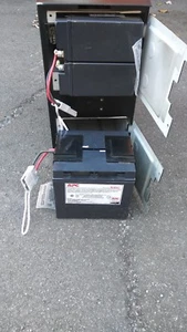 APC SMT 2200 SMART UPS 2200 x 2, 5000 V.  EQUIPMENT USED BATTERIES 2. - Picture 1 of 7