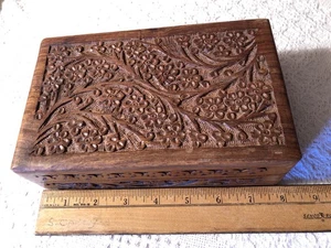 Lovely VTG Floral Carved Wood Trinket Box Hinged Lid 8x5x2.5” - Made in India - Picture 1 of 7