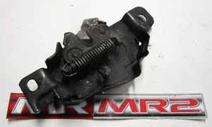 Toyota MR2 MK3 Roadster - Chiusura sgancio coperchio motore - Foto 1 di 2