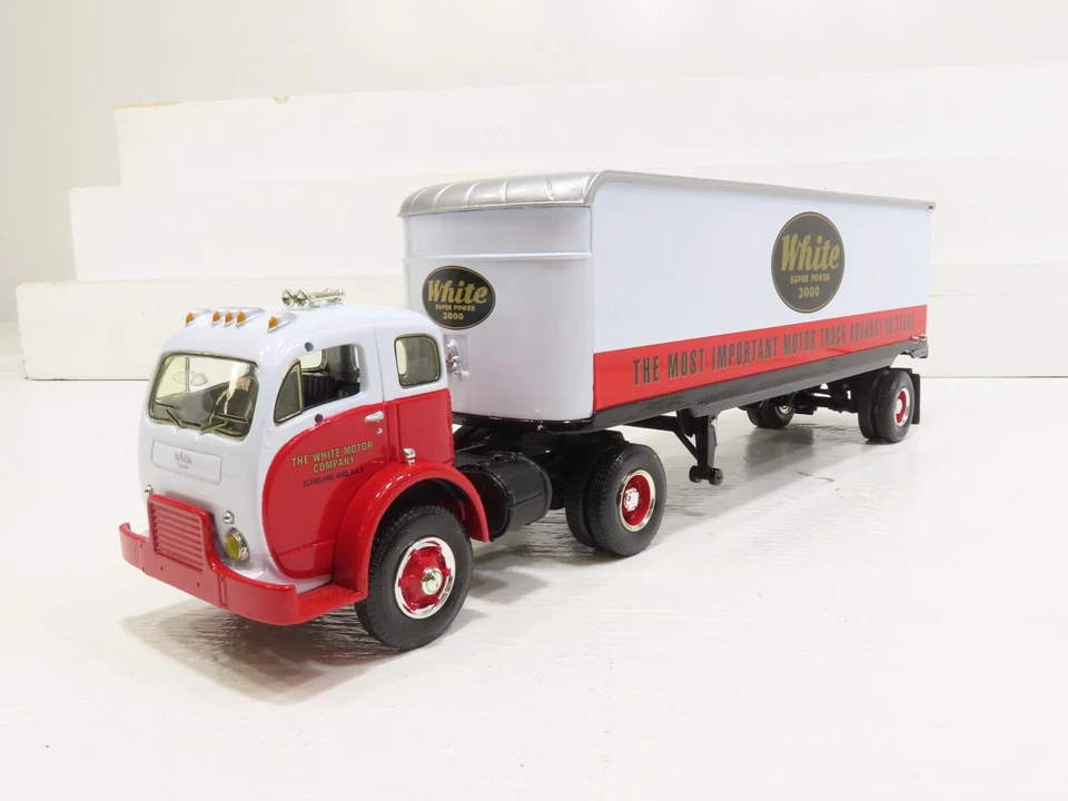 Eastwood Automobilia 19-0122 1953 Tractor w/30' Trailer LN - Image 1 of 4