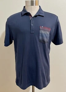 Polo Travis Mathew da uomo blu navy M golf a righe a contrasto rosso tasca nera - Foto 1 di 3