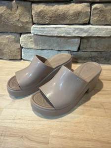 Cuña Crocs Brooklyn para mujer talla 9 marrón plataforma playa punta abierta preppy - Imagen 1 de 6