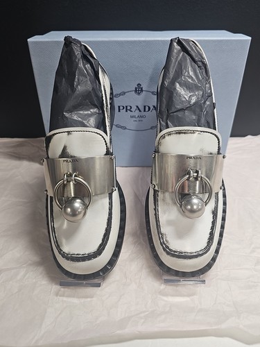Mocassini PRADA in pelle spazzolata con dettagli in metallo US 7 Bianco (60092)