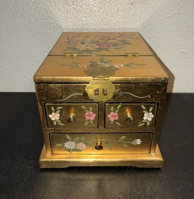 Joyero chino de madera lacada detalles de latón hoja de oro pájaros florales Foto 1 de 4