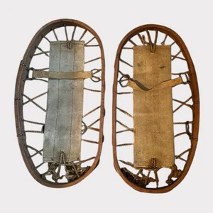 Zapatos de nieve vintage hechos a mano de la Segunda Guerra Mundial con garra de oso decoración rústica 9,5" x 18" - Imagen 1 de 11