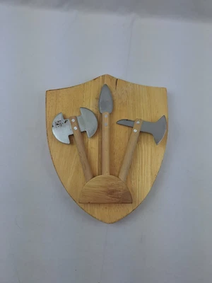 Medieval Cheese Board Set, 3 slicers, holder and one board Foto 1 de 4