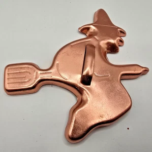 Cortador de galletas vintage Mirro Halloween BRUJA cobre aluminio en escoba ¡LINDO! - Imagen 1 de 11