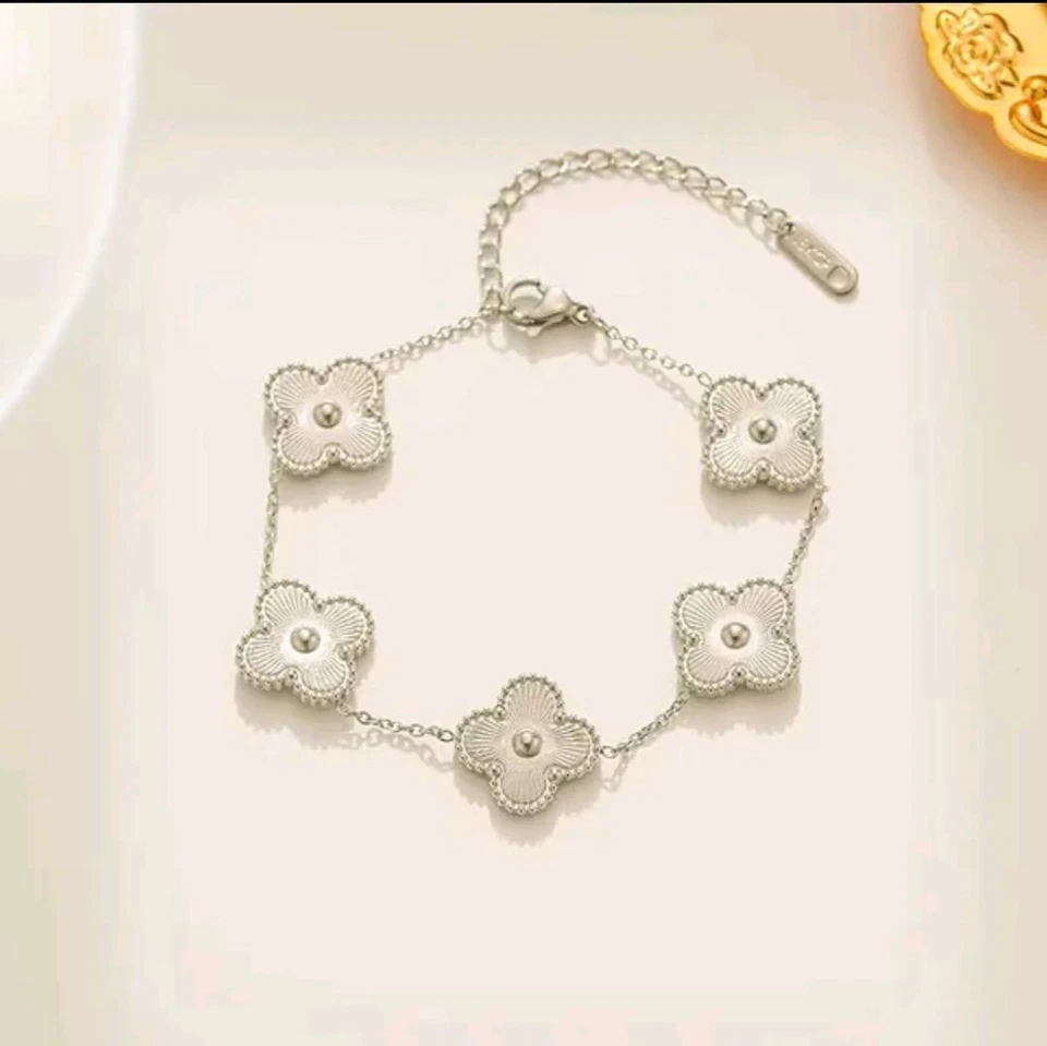Pulsera en plata con tréboles   - Imagen 1 de 1